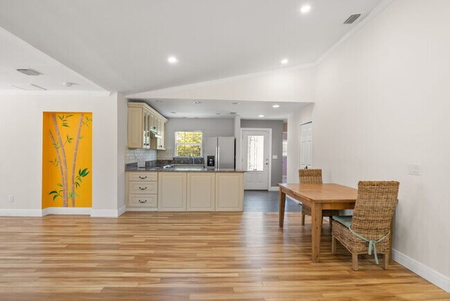 Building Photo - BEAUTIFUL Home For Rent in Lakewood Estates!