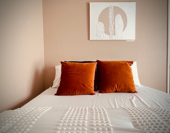 Building Photo - 4041 E Camelback Rd