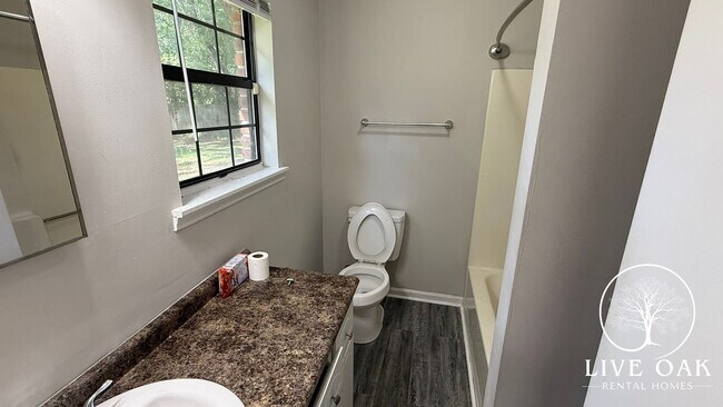 Building Photo - MOVE IN SPECIAL: $500 OFF 1ST MONTH'S RENT!**