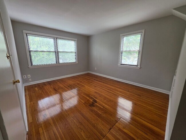 Interior Photo - 429 BURBANK ST SE