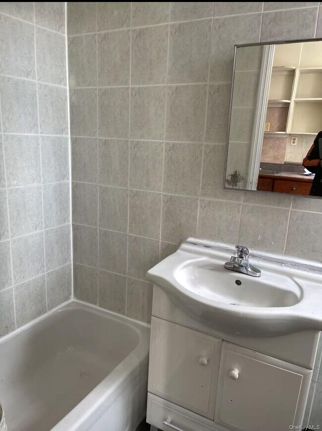 Building Photo - 185 Menahan St