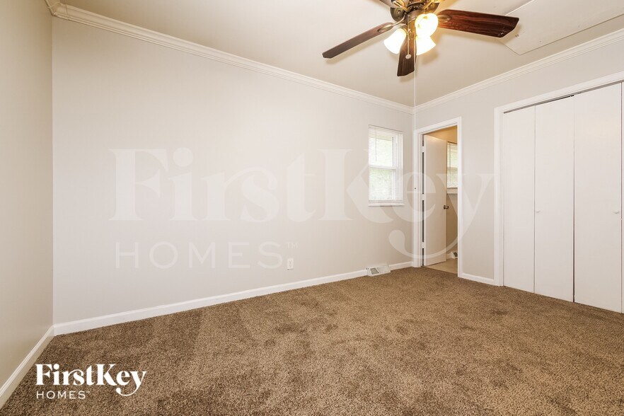 Building Photo - 309 NE Sunnybrook Dr
