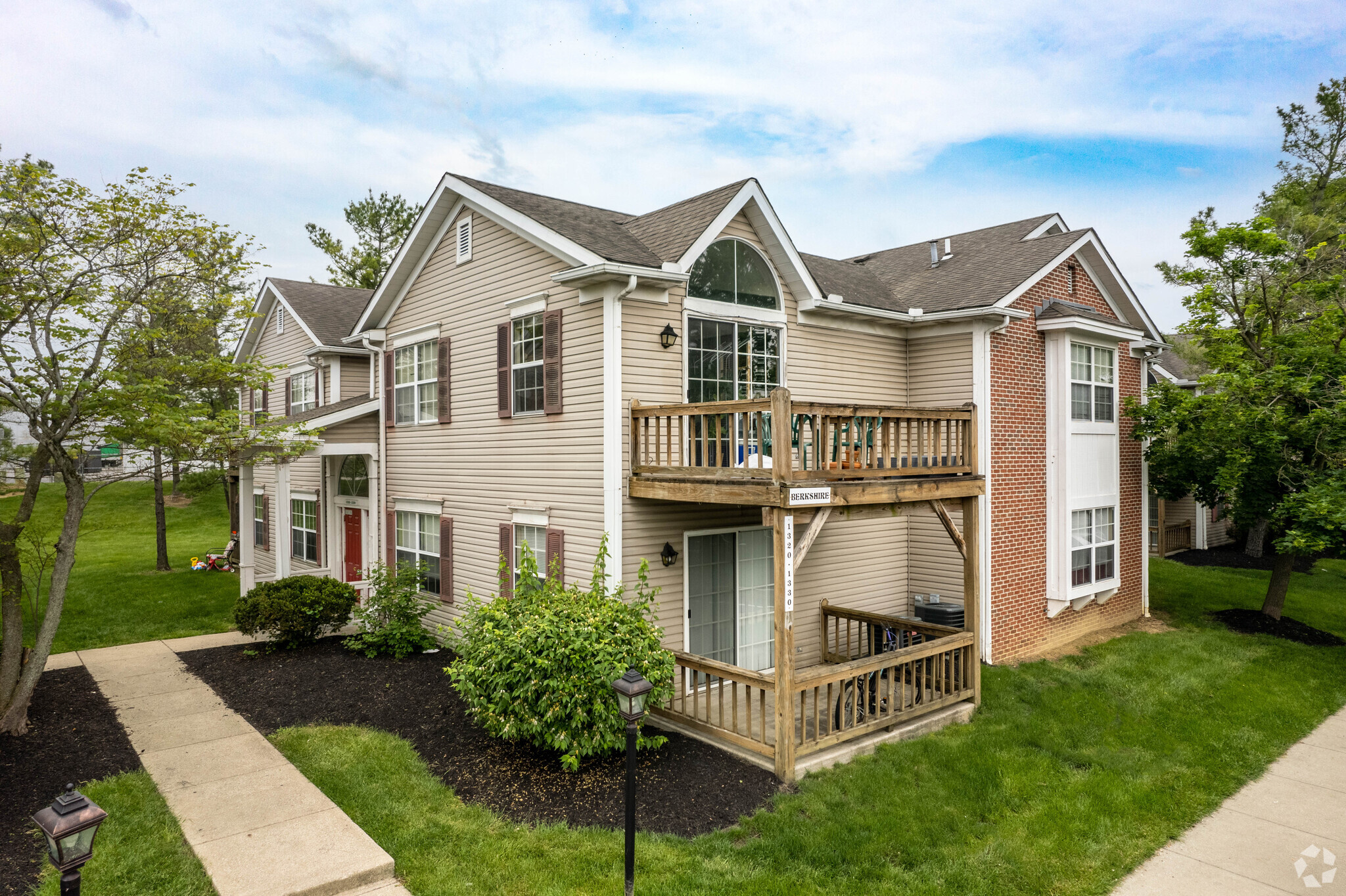 Building Photo - Stratford Commons Apartment Complex