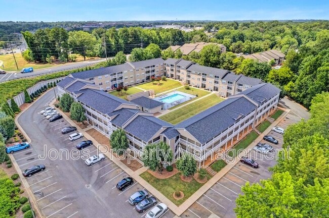 Building Photo - 301 Country Club Dr NE