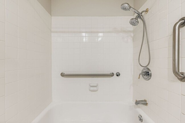 Building Photo - Stylish Townhome with Loft, Fireplace & Ga...