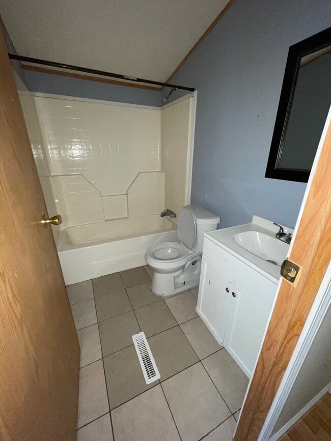 Building Photo - 395 Memory Ln