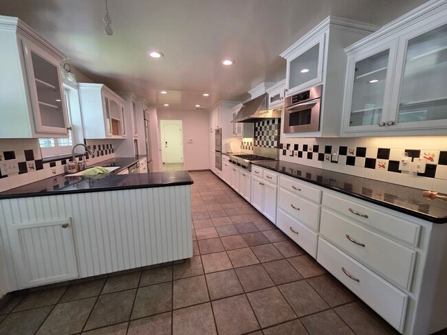 Building Photo - 2 bedroom 2 bathroom in Beverly Glen!