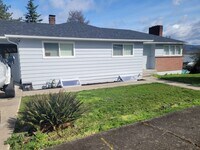 Building Photo - Move in ready rental in downtown Rainier with Columbia River views!