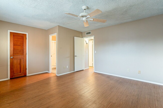 Building Photo - Charming 3 bedroom townhome near everything!
