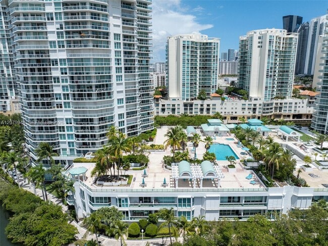 Building Photo - 16500 Collins Ave