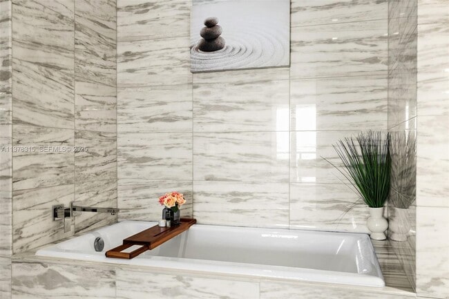 Building Photo - 2201 Collins Ave