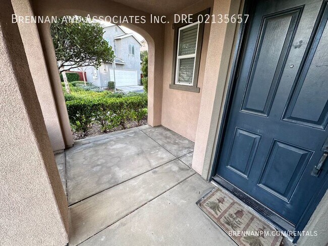 Building Photo - 3 bed, 2.5 bath Townhome, 2 Car Garage, Ea...