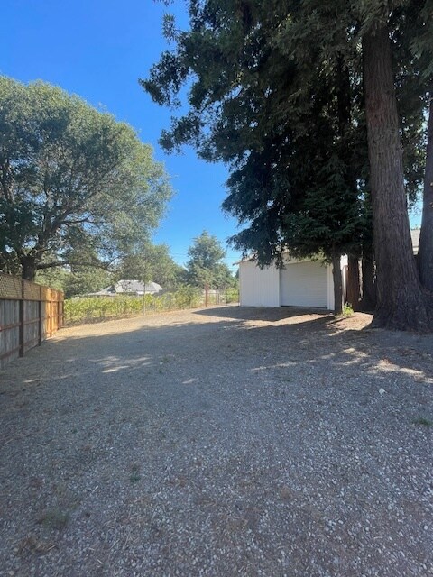 Building Photo - 1020 Stony Glen Ln