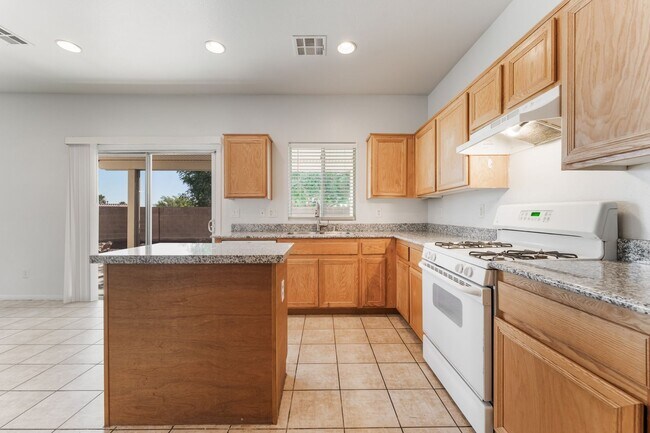 Building Photo - You're going to love this 4 bedroom 2.5 bath! Looks and Feels Brand New!