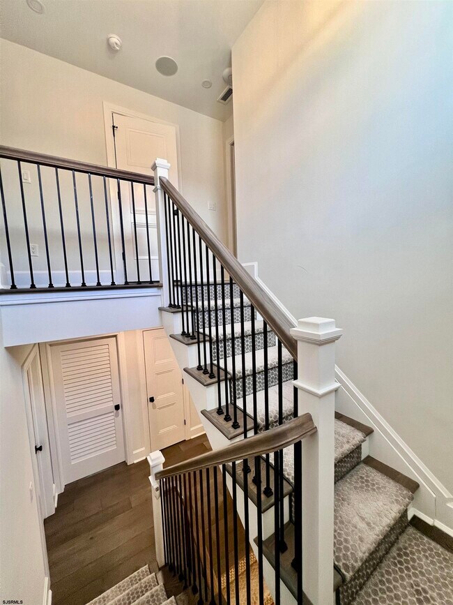 Building Photo - 16 A S Fredericksburg Ave