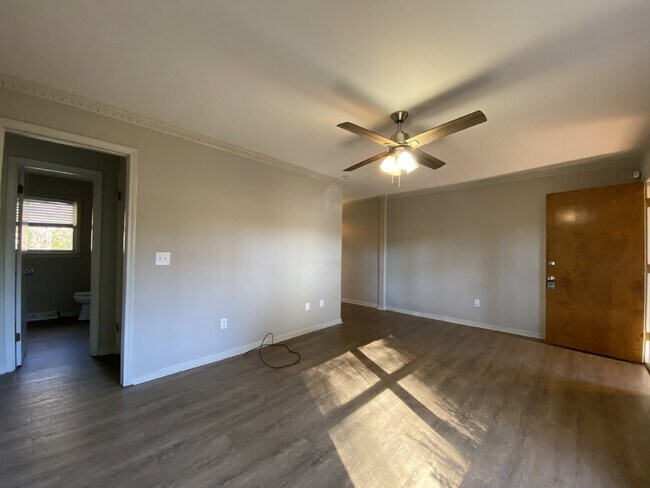 Building Photo - 2 Bedroom | 1 Bathroom | Walk to Downtown ...