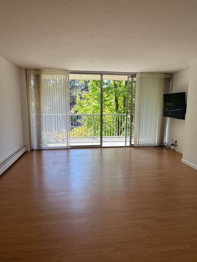 Building Photo - 1 Bed, 1 Bath Condo in Prime Belmont Location
