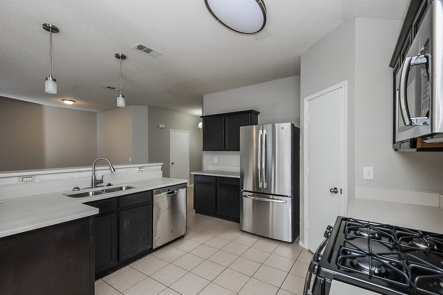 Building Photo - 833 Lariat Dr