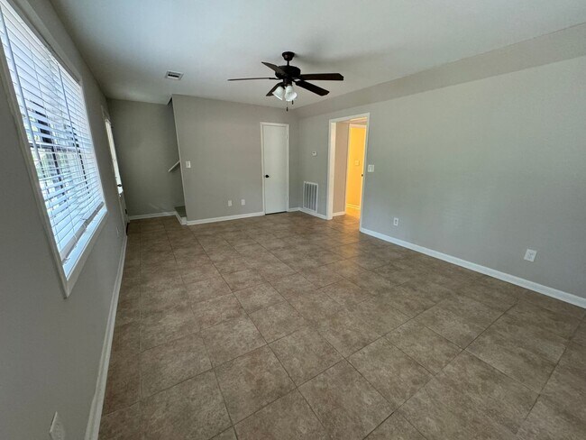 Building Photo - Excellent Location!  3 Bed 2.5 Bath Townhouse!