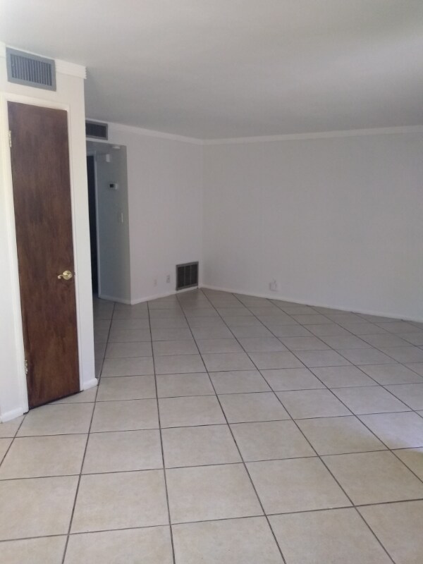 Building Photo - 1031 N Holly Ave