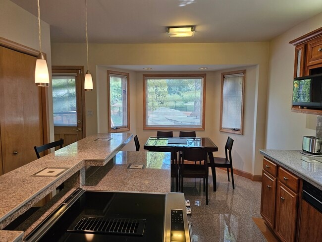 Building Photo - 5 Autumn Hill Ct