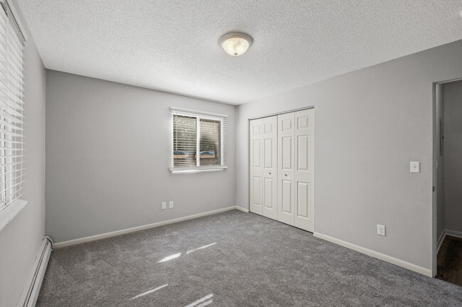Building Photo - Rosco Apts-2720