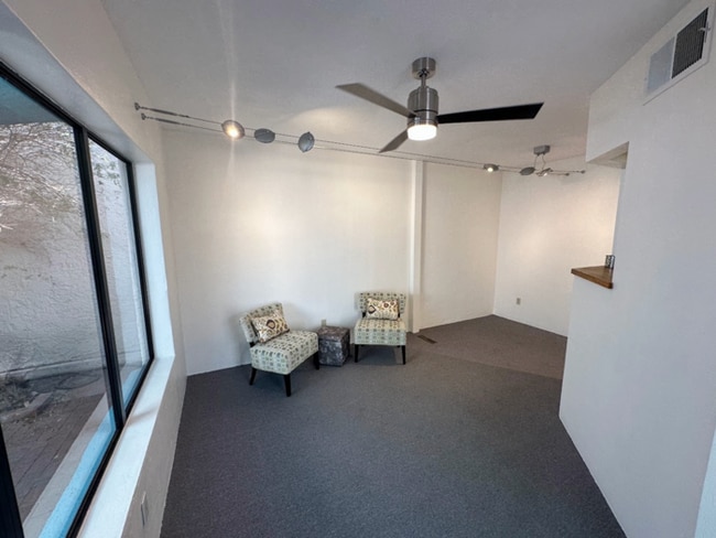 Building Photo - 927 N Swan Rd