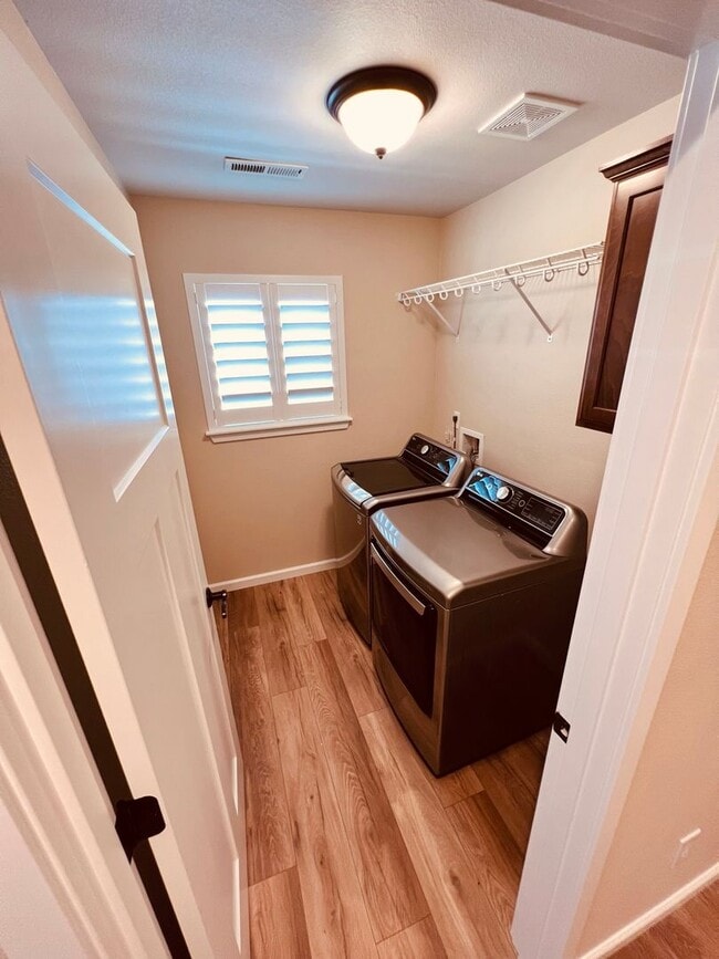 Building Photo - Stunning 5 bedroom W/Bed & Full Bath on Main Floor