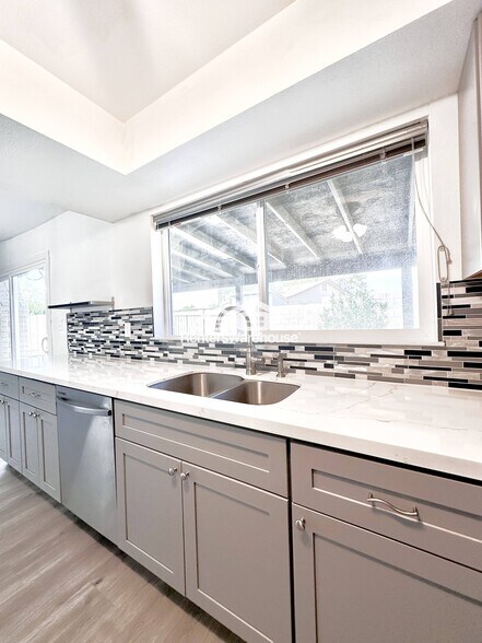 Building Photo - 17624 N 20th Dr