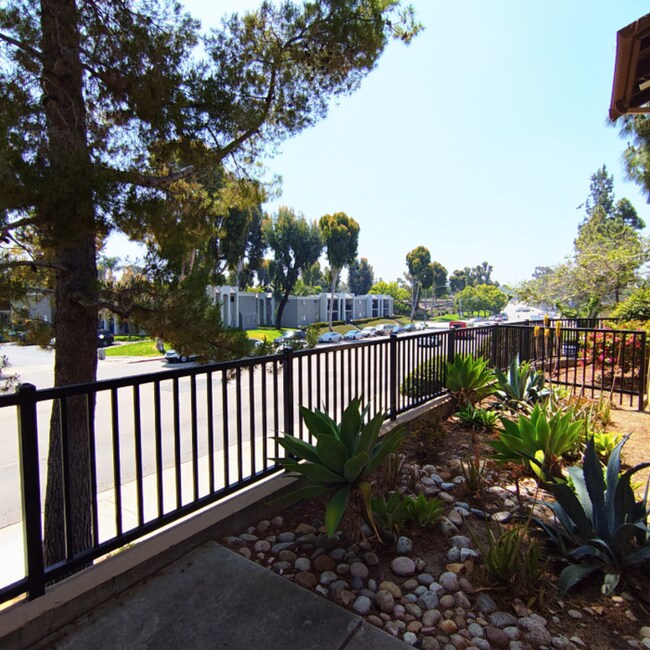 Building Photo - Newly Renovated 1 BD / 1 BA W/ Large Priva...