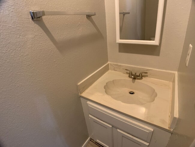 Building Photo - 3 Bedroom Edmond Duplex