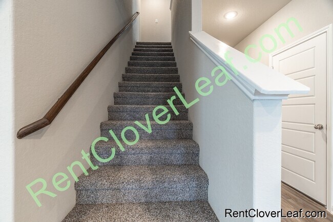 Building Photo - Available Now: 5 bed 3 Full bath