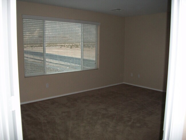 Building Photo - Beautiful 4 Bedroom Home with Granite Coun...