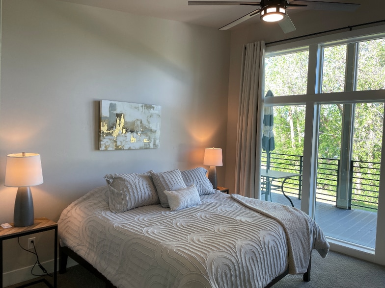 Building Photo - 2705 W Woodlawn Ave