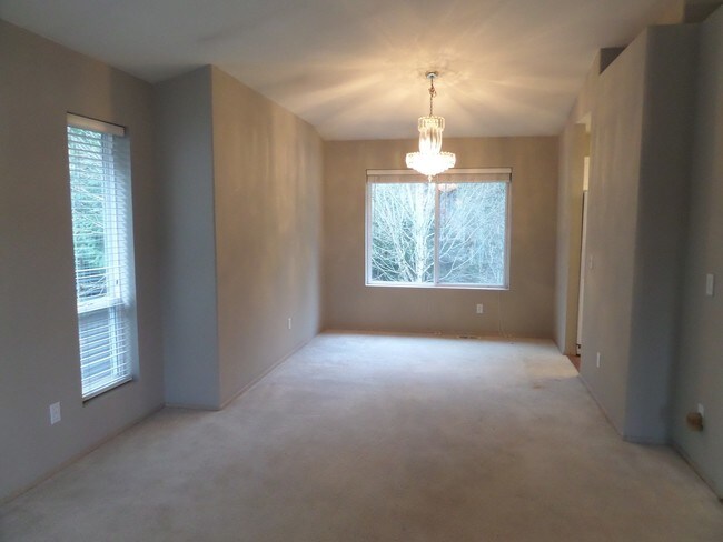 Building Photo - Large 3-Bedroom House w/New Carpet in Grea...