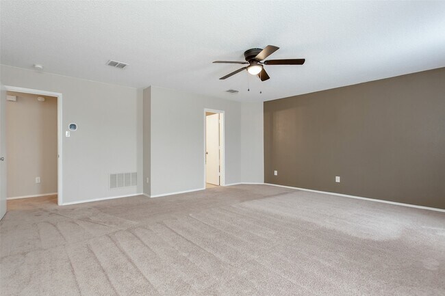 Building Photo - 2700 Peach Dr