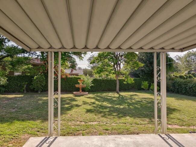 Building Photo - *** Gorgeous 4 bed 3 bath Single Family Ho...