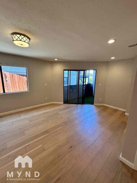 Building Photo - 4033 Lincoln Ave