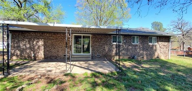 Building Photo - Adorable 3 bedroom, 1 & 1/2 bath home loca...