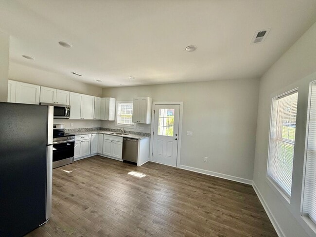 Building Photo - Three bedroom, 2 bath house in Graham