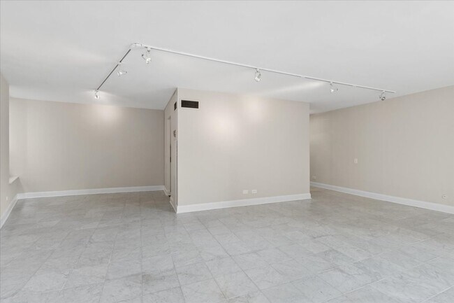 Building Photo - 110 E Delaware Pl