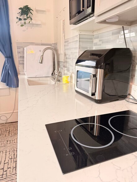 Building Photo - 1920 Victoria Ave