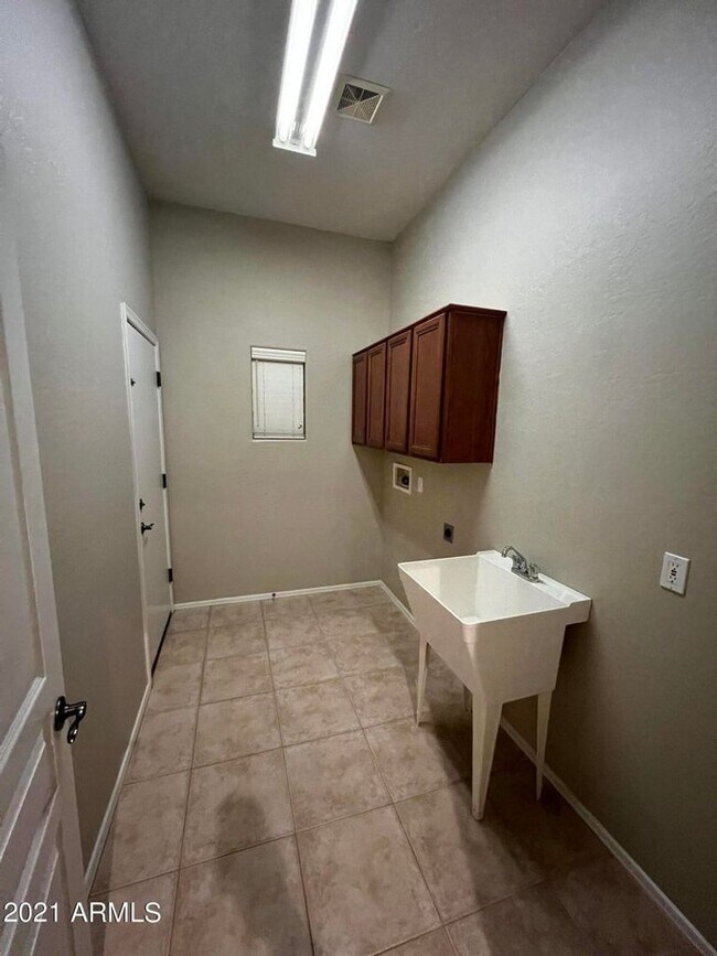 Building Photo - Beautiful 4 bedroom/ 2bath all on one story.
