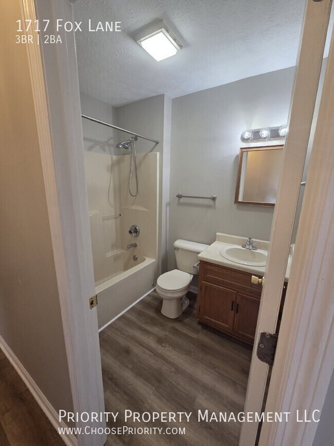 Building Photo - 1717 Fox Ln