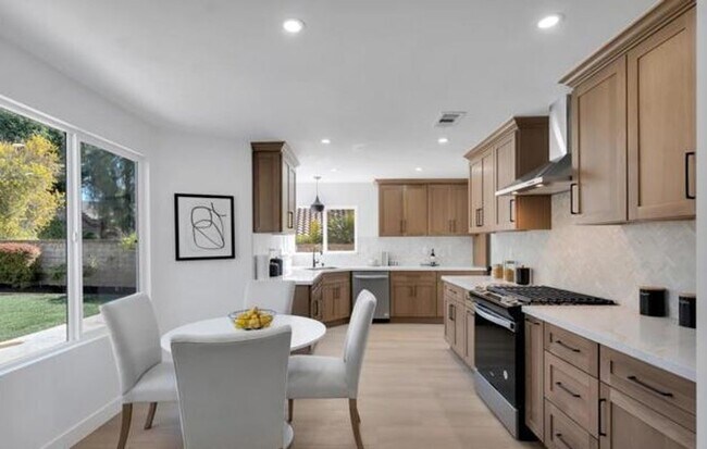 Building Photo - MOVE-IN READY 4+3 w/upgrades, great floorp...