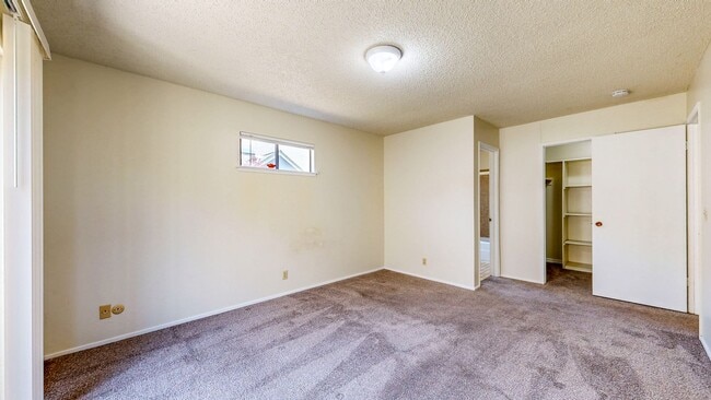 Building Photo - Bright and Beautiful 2 Bedroom 2 Full Bath...