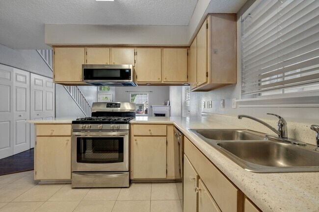 Building Photo - East Tallahassee Townhome