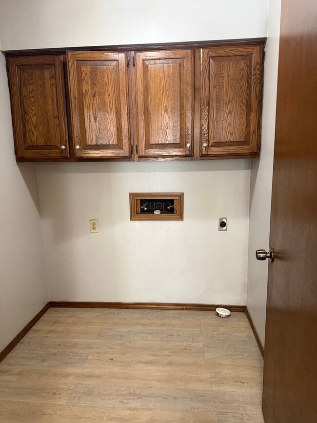 Building Photo - Available Now 2 bedroom 2 bath duplex!