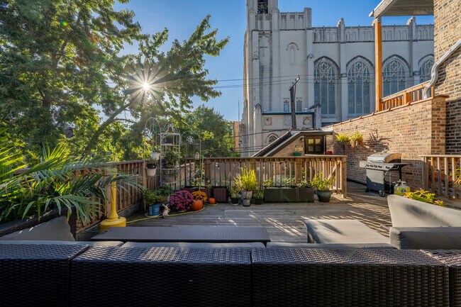 Building Photo - 2056 N Damen Ave