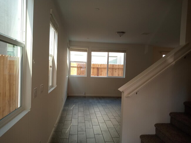 Building Photo - 1945 Kelly Ln